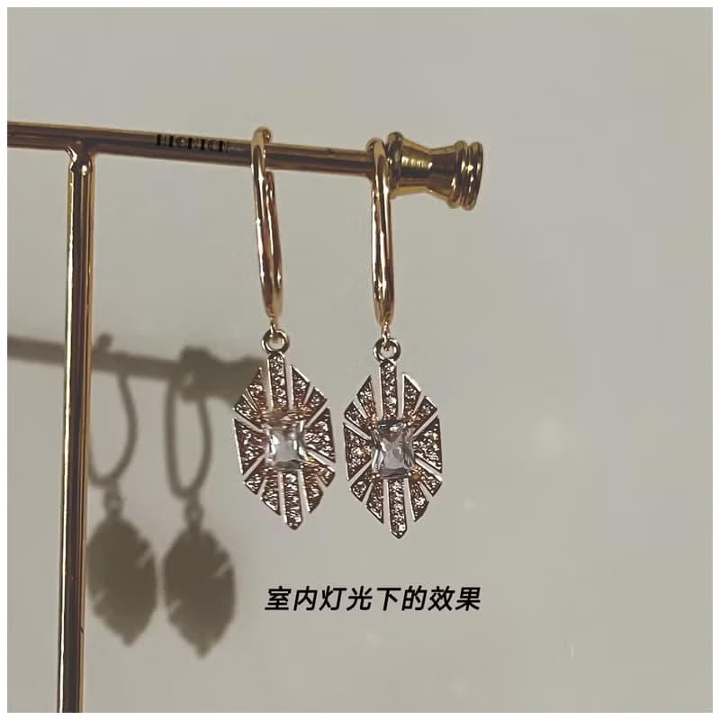 Hi Onion原創沙特爾之頂 小眾無耳洞耳掛超閃耳環高級冷淡風鑲鑽