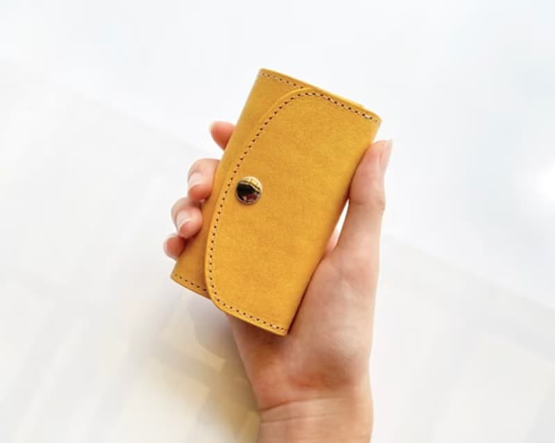 ミモザイエローのファスナーポケット付きキーケース　イタリアンレザー　MAYA使用　　名入れ可能　スマートキー収納可能