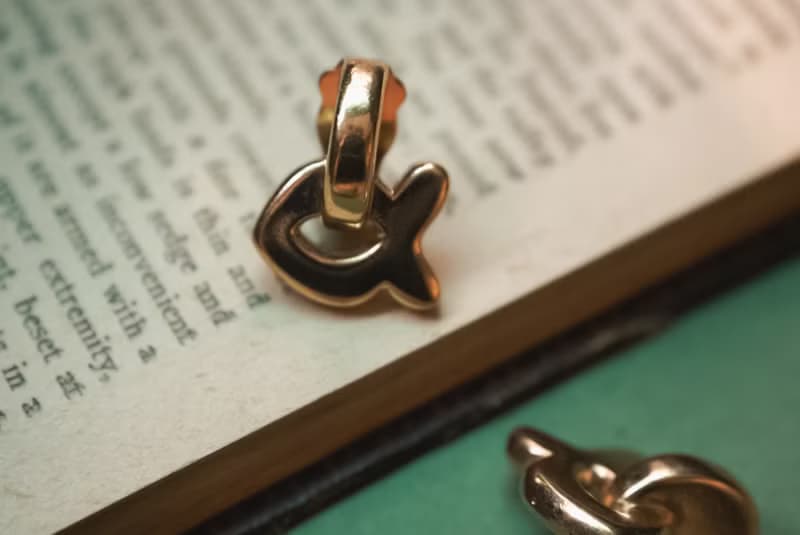 法國Agatha Paris 80年代金色魚古董夾式耳環