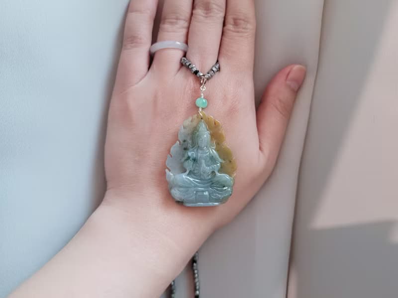 【純翠】天然翡翠 超級特色雙色飄花男相觀音項鍊 送禮首選