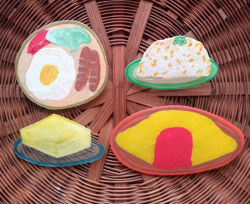 ブローチ　オムライス　イエロー　食べ物ブローチ　手描き　一点もの