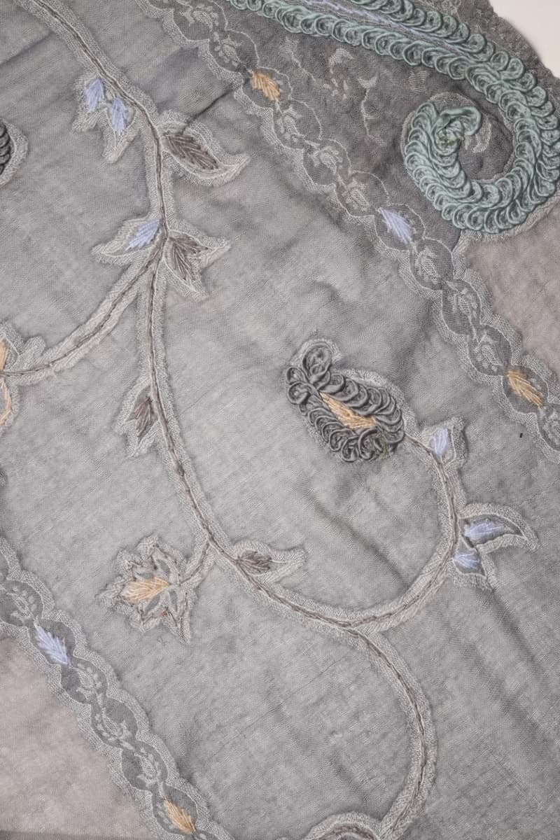 【情人節禮物】喀什米爾水煮羊毛手工刺繡圍巾披肩霧灰色藤蔓薄紗