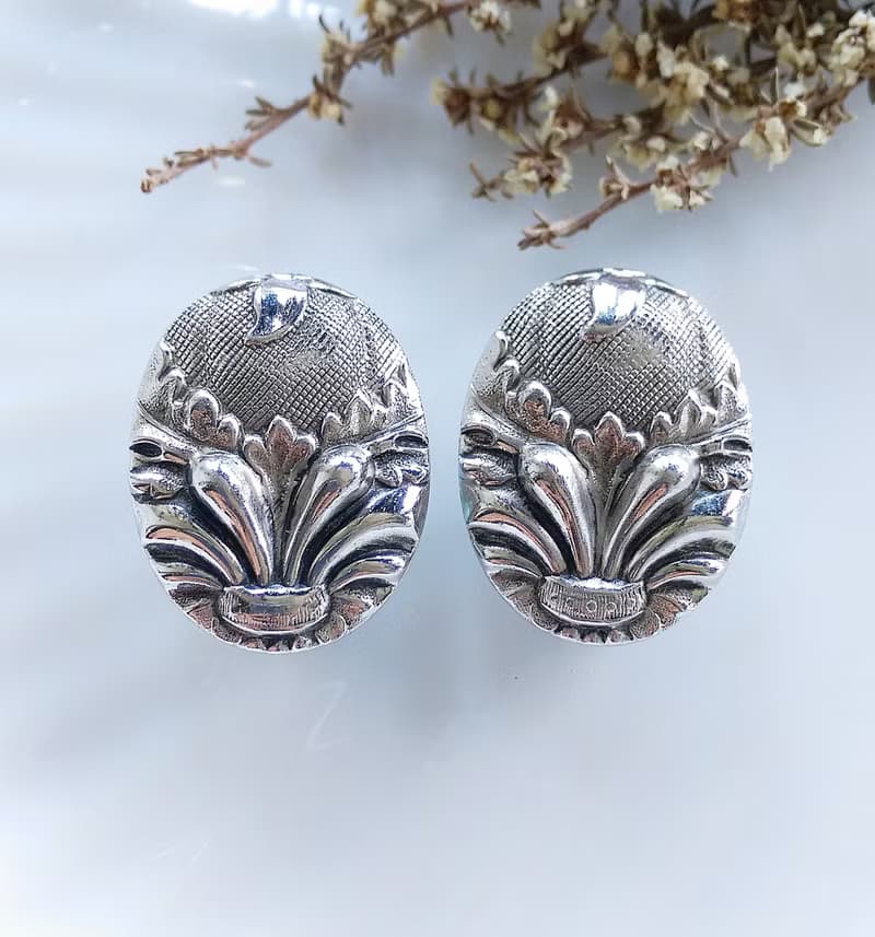 Vintage Jewelry 西洋古董飾品Whiting Davis 銀色調 徽 夾式耳環
