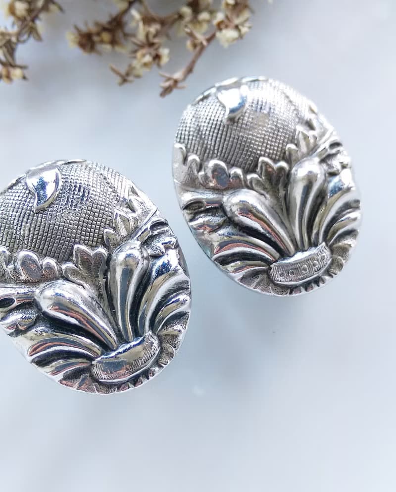 Vintage Jewelry 西洋古董飾品Whiting Davis 銀色調 徽 夾式耳環