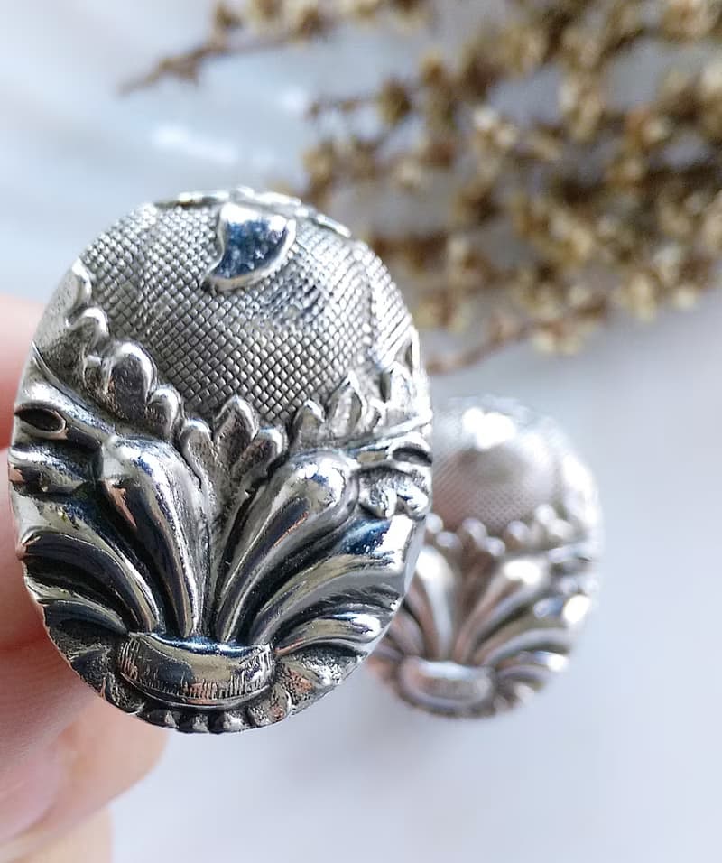 Vintage Jewelry 西洋古董飾品Whiting Davis 銀色調 徽 夾式耳環