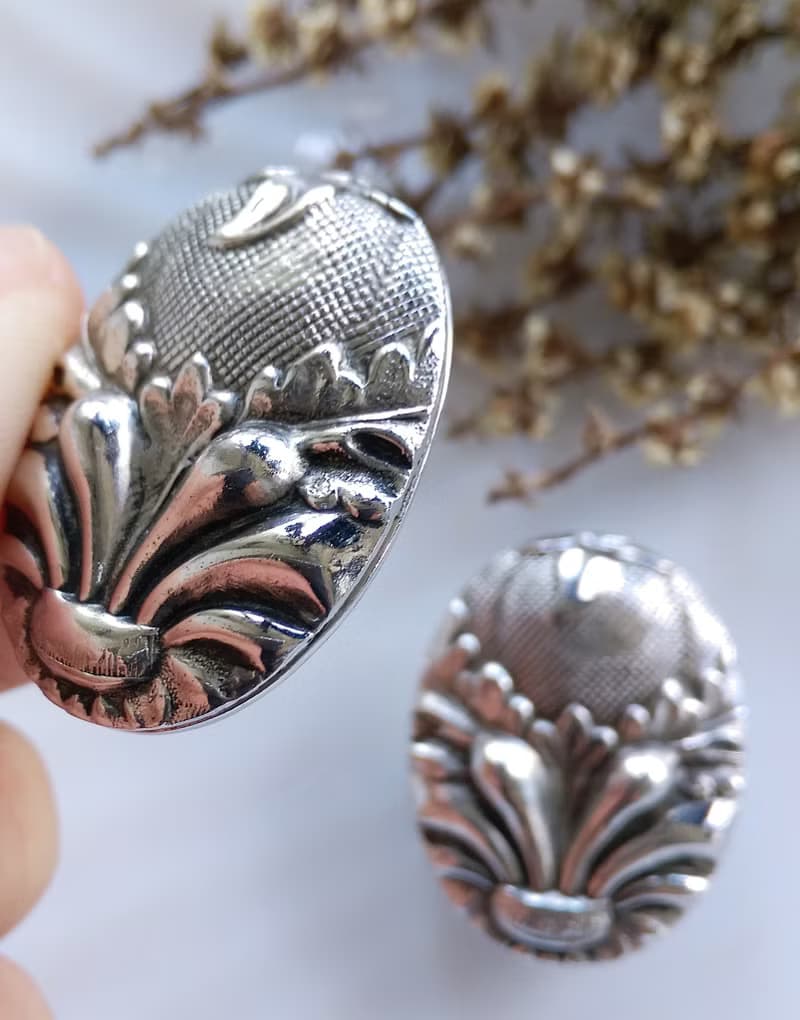 Vintage Jewelry 西洋古董飾品Whiting Davis 銀色調 徽 夾式耳環