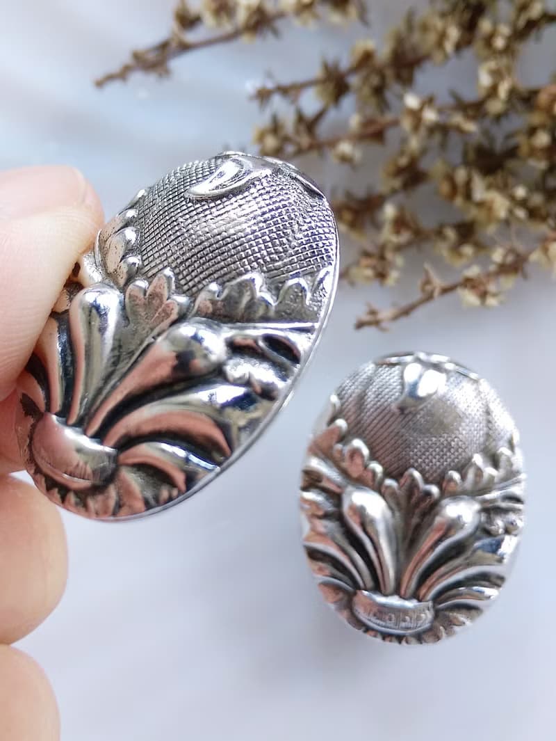 Vintage Jewelry 西洋古董飾品Whiting Davis 銀色調 徽 夾式耳環
