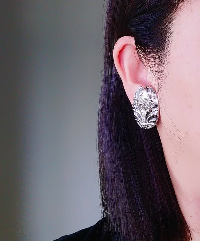 Vintage Jewelry 西洋古董飾品Whiting Davis 銀色調 徽 夾式耳環
