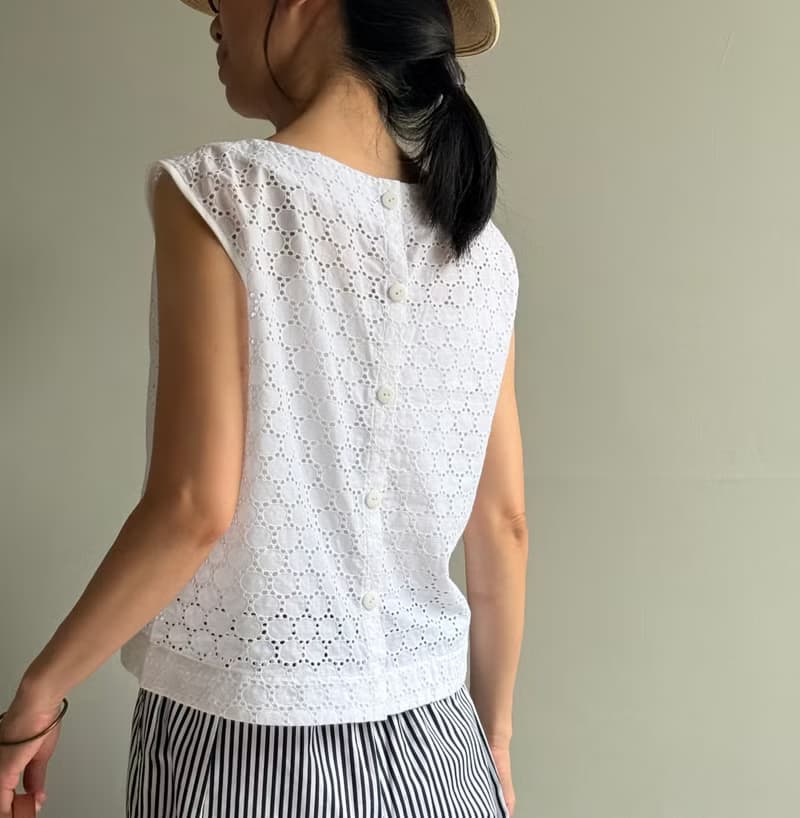 白色小城/法式優雅白色蕾絲純棉提花船領短版小背心/背後排扣
