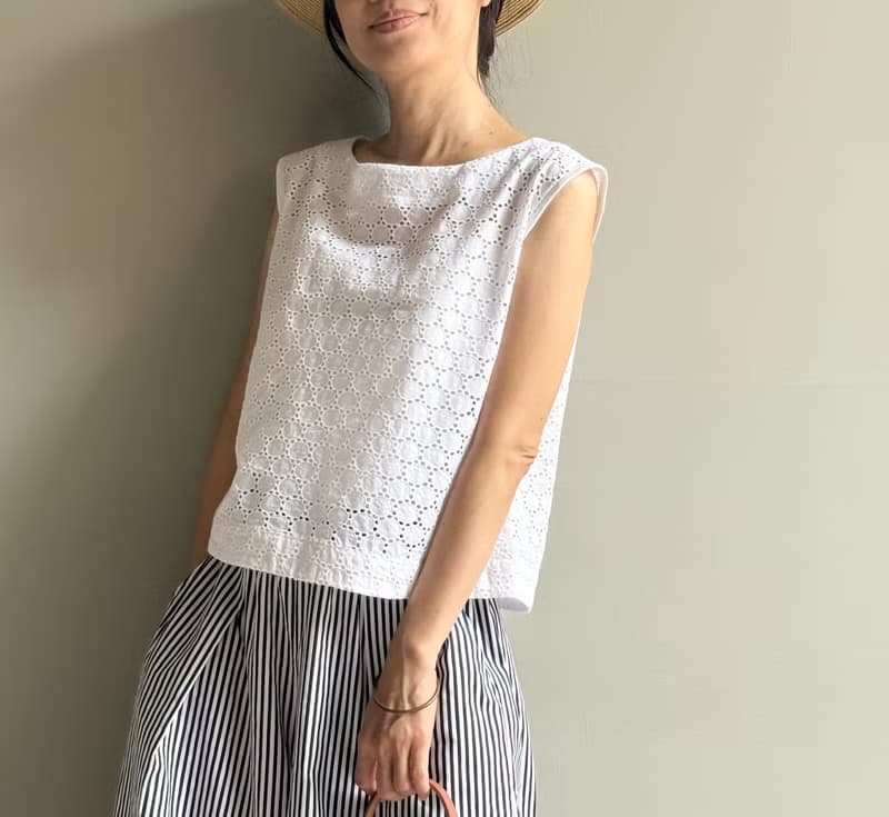 白色小城/法式優雅白色蕾絲純棉提花船領短版小背心/背後排扣