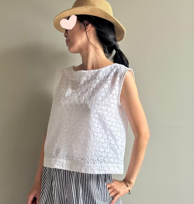 白色小城/法式優雅白色蕾絲純棉提花船領短版小背心/背後排扣
