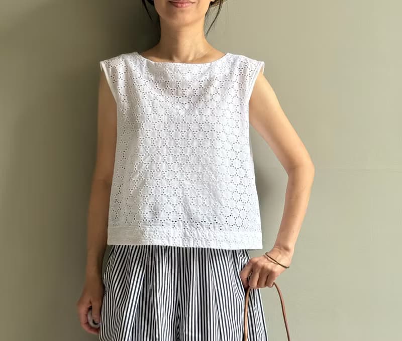 白色小城/法式優雅白色蕾絲純棉提花船領短版小背心/背後排扣
