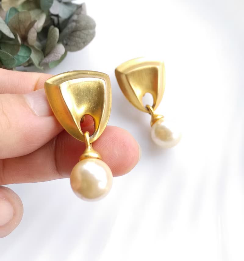 【西洋古董飾品 】金色調  可愛垂墜小珠 仿珠 啞光 夾式耳環