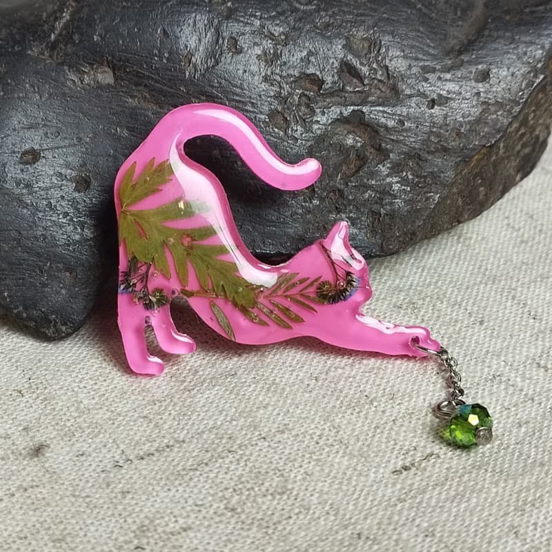 粉紅貓別針。帶有綠葉的粉紅色貓胸針。手工製作的樹脂胸針。