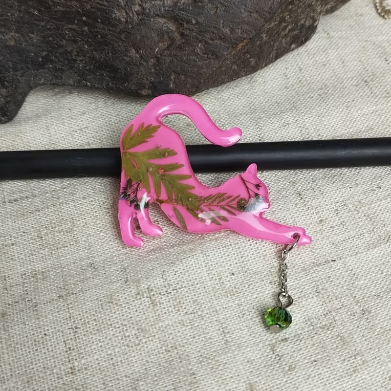 粉紅貓別針。帶有綠葉的粉紅色貓胸針。手工製作的樹脂胸針。
