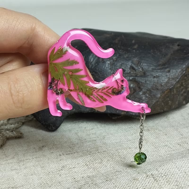 粉紅貓別針。帶有綠葉的粉紅色貓胸針。手工製作的樹脂胸針。