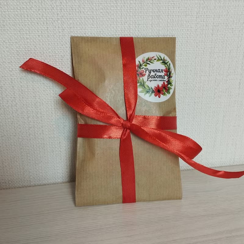 粉紅貓別針。帶有綠葉的粉紅色貓胸針。手工製作的樹脂胸針。