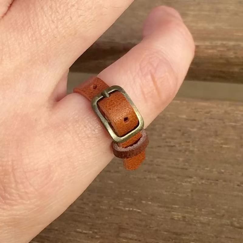 本革の小さなベルトリング｜チョコ