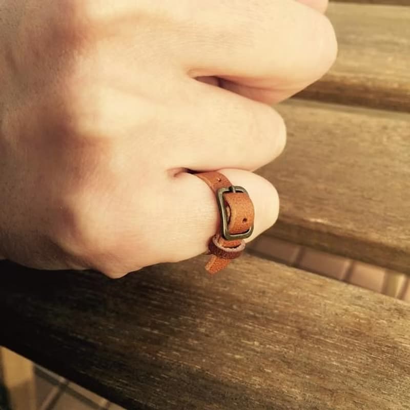 本革の小さなベルトリング｜チョコ