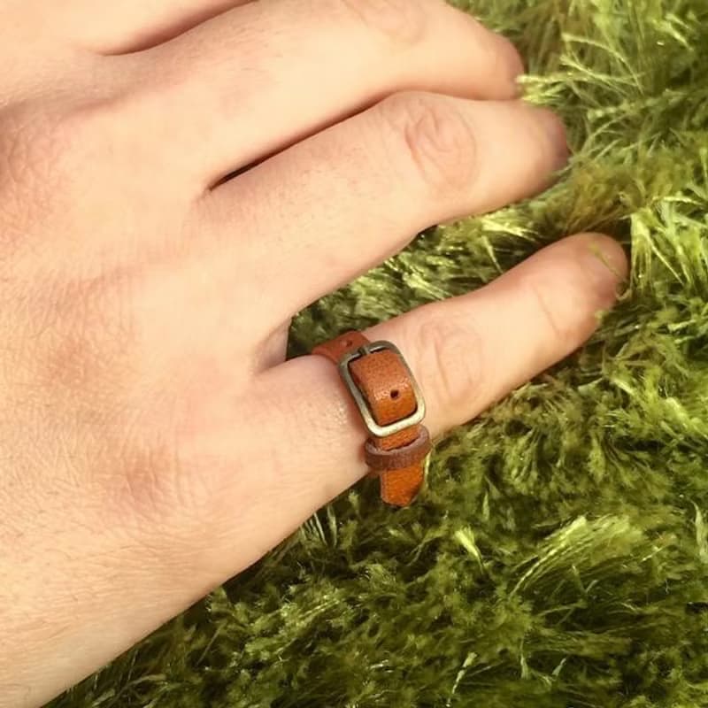 本革の小さなベルトリング｜チョコ