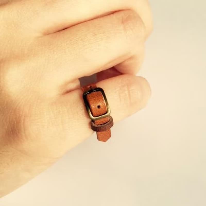 本革の小さなベルトリング｜チョコ