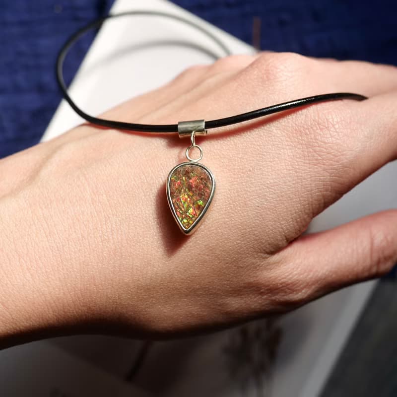加拿大彩班石Ammolite-925純銀包鑲項鍊-橘紅綠色水滴墜