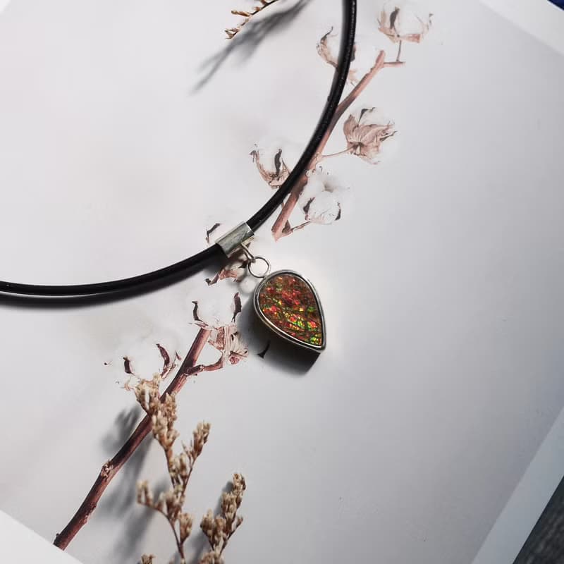 加拿大彩班石Ammolite-925純銀包鑲項鍊-橘紅綠色水滴墜