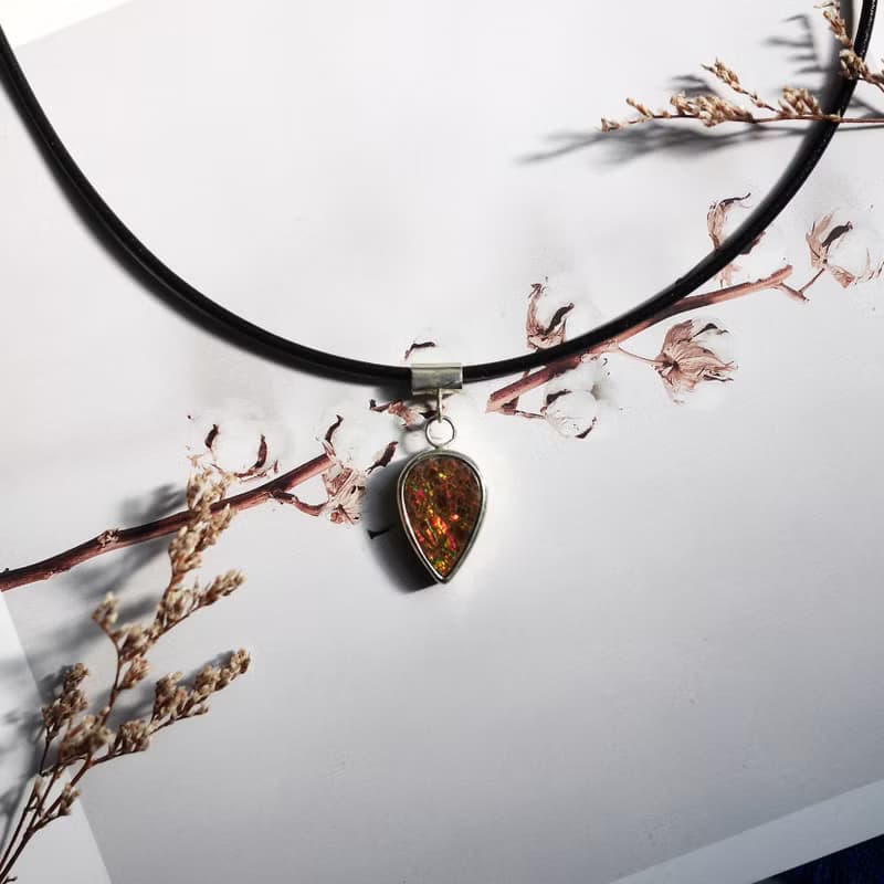 加拿大彩班石Ammolite-925純銀包鑲項鍊-橘紅綠色水滴墜