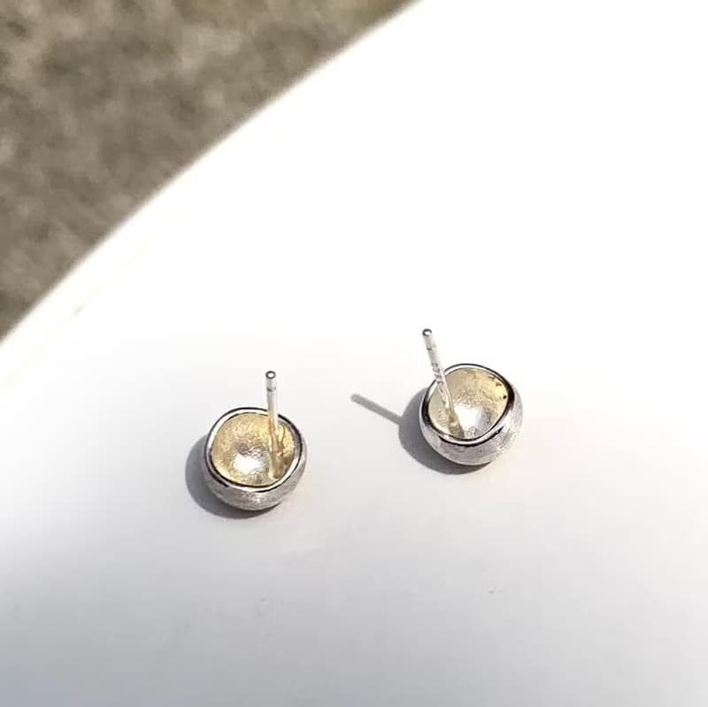 純銀高質感銀白光澤耳環 Silver one earrings