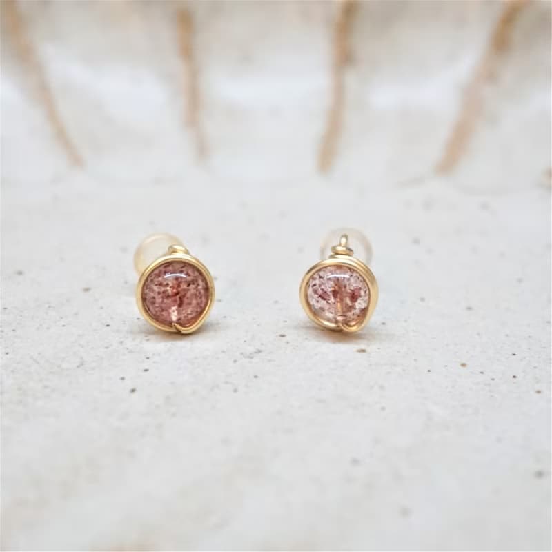 ll 6mm草莓晶 ll 金線框耳針 耳夾 / 一對 ER-00058