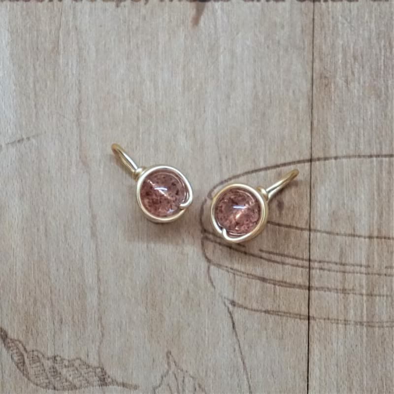 ll 6mm草莓晶 ll 金線框耳針 耳夾 / 一對 ER-00058