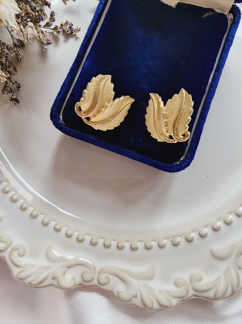 美國西洋古董飾品 /TRIFARI霧刷紋雙金葉夾式耳環/復古珠寶首飾