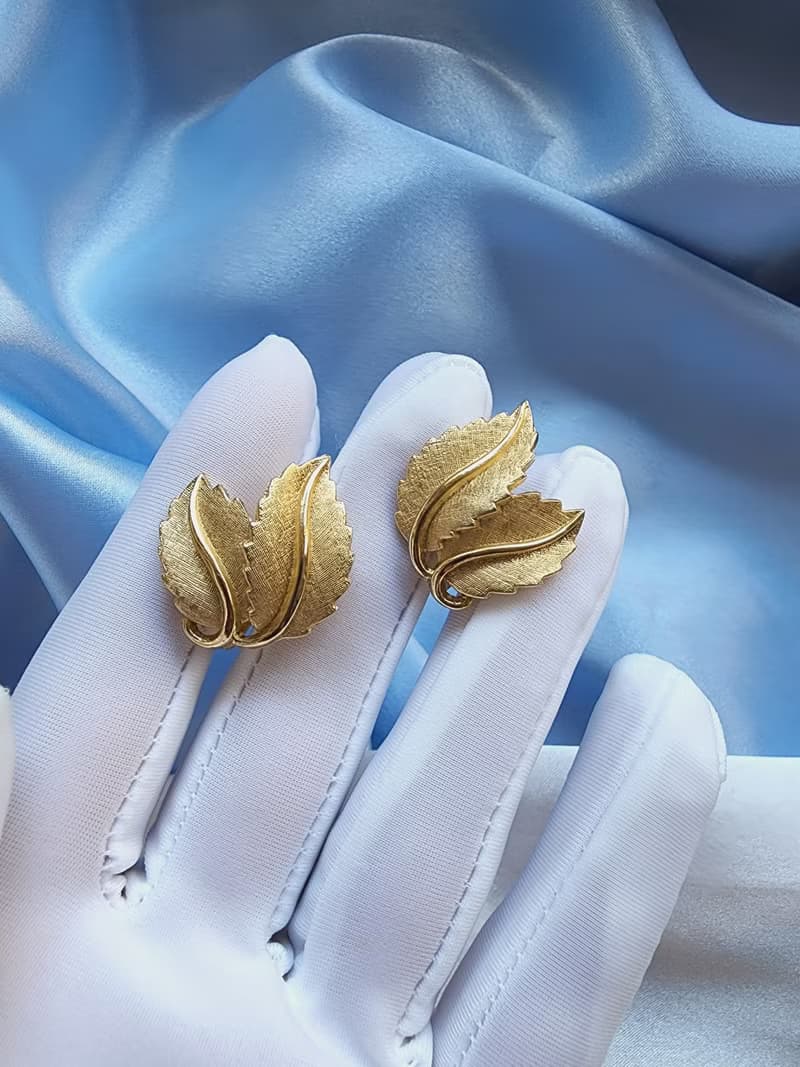 美國西洋古董飾品 /TRIFARI霧刷紋雙金葉夾式耳環/復古珠寶首飾