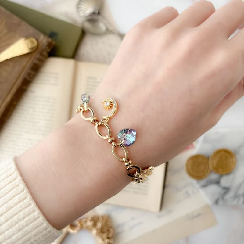 Aurora / クリスタルガラスと星と月のチャームのブレスレットウォッチ LI210
