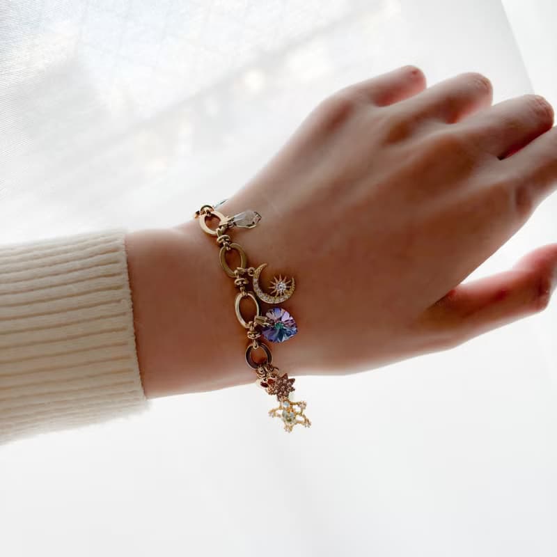 Aurora / クリスタルガラスと星と月のチャームのブレスレットウォッチ LI210