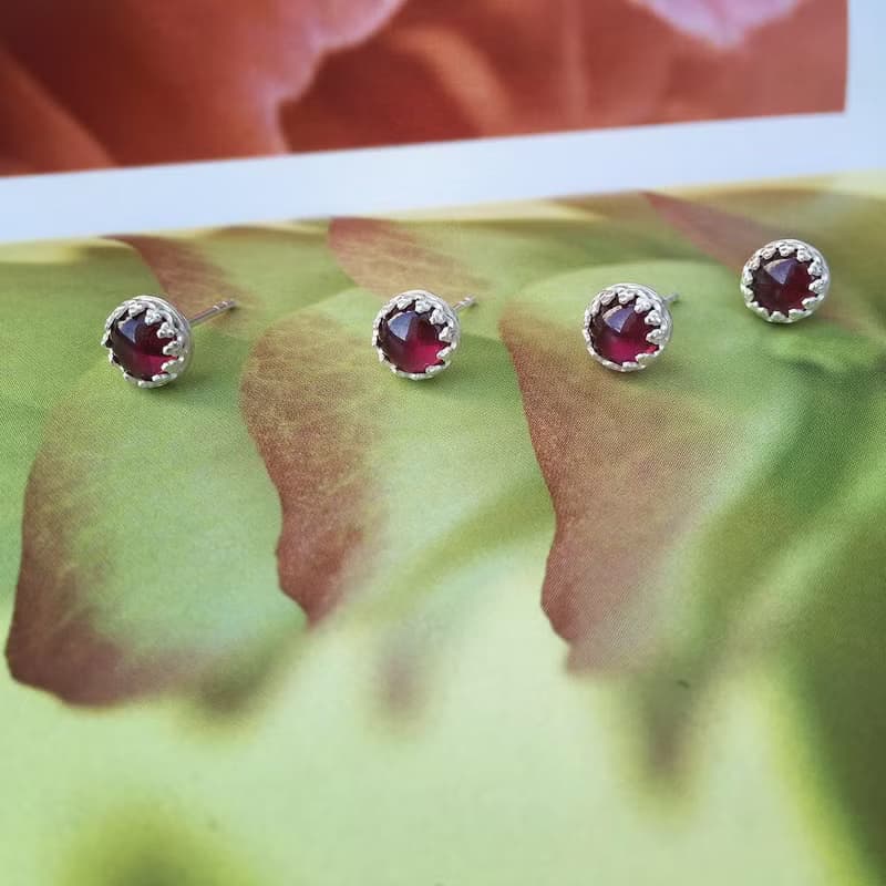 925純銀 訂製商品 胭脂紅【  迷你紅石榴石耳針 】