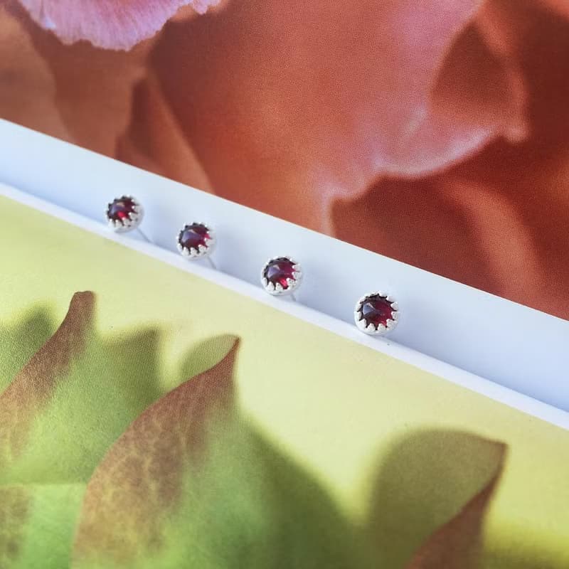 925純銀 訂製商品 胭脂紅【  迷你紅石榴石耳針 】