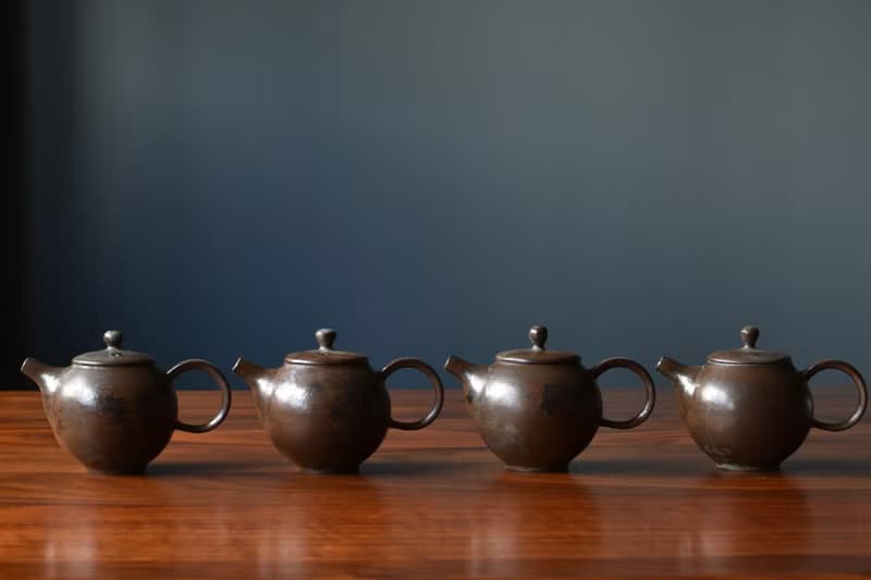灰釉黑茶壺
