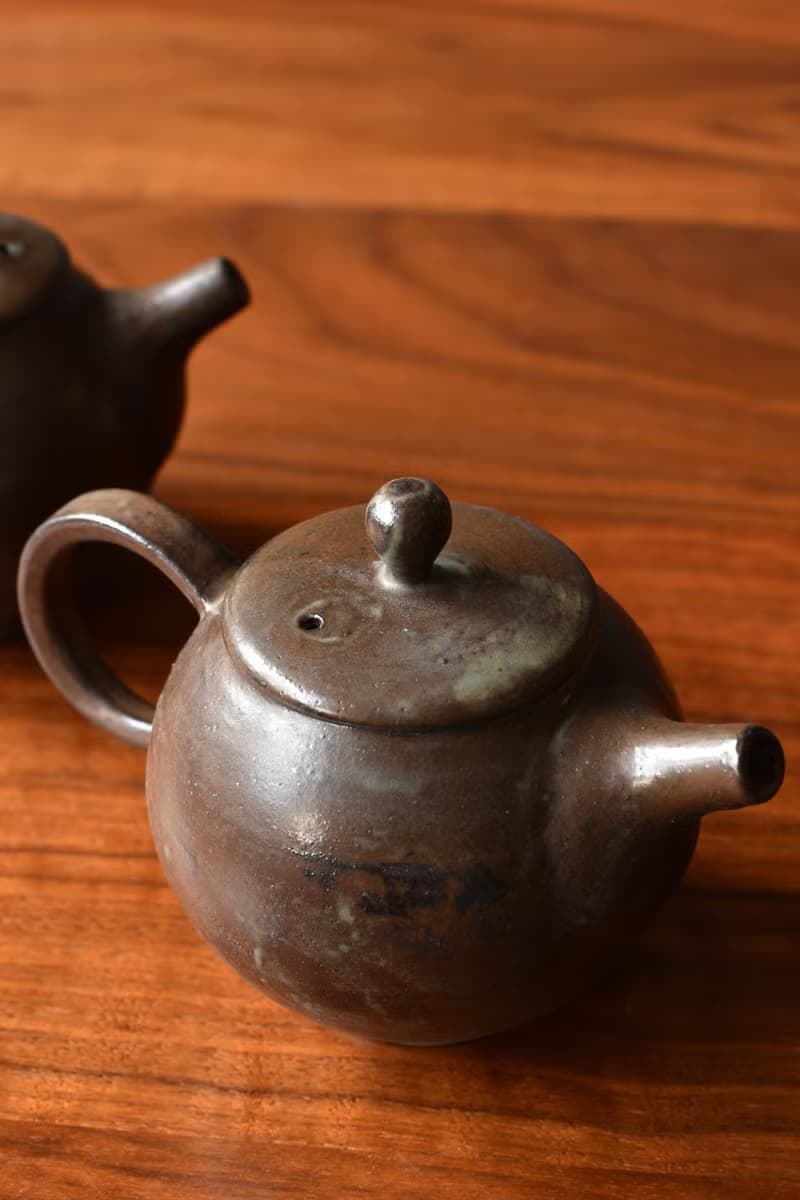 灰釉黑茶壺
