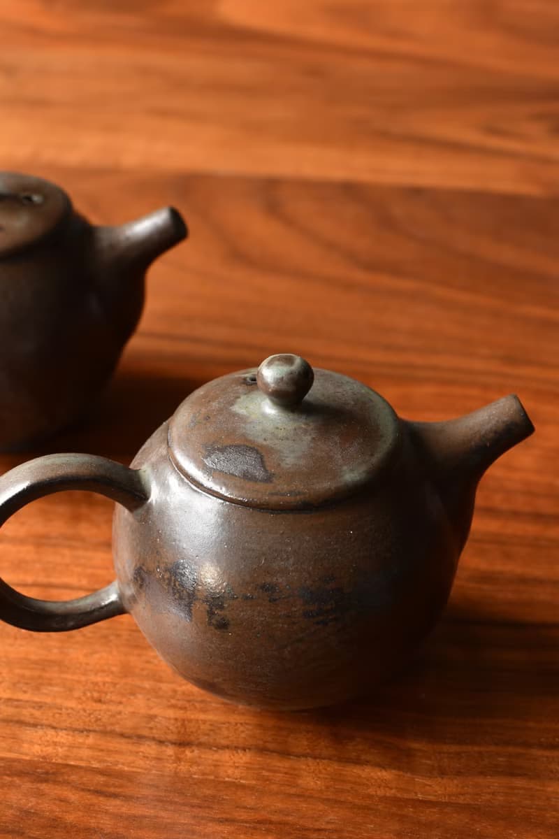 灰釉黑茶壺