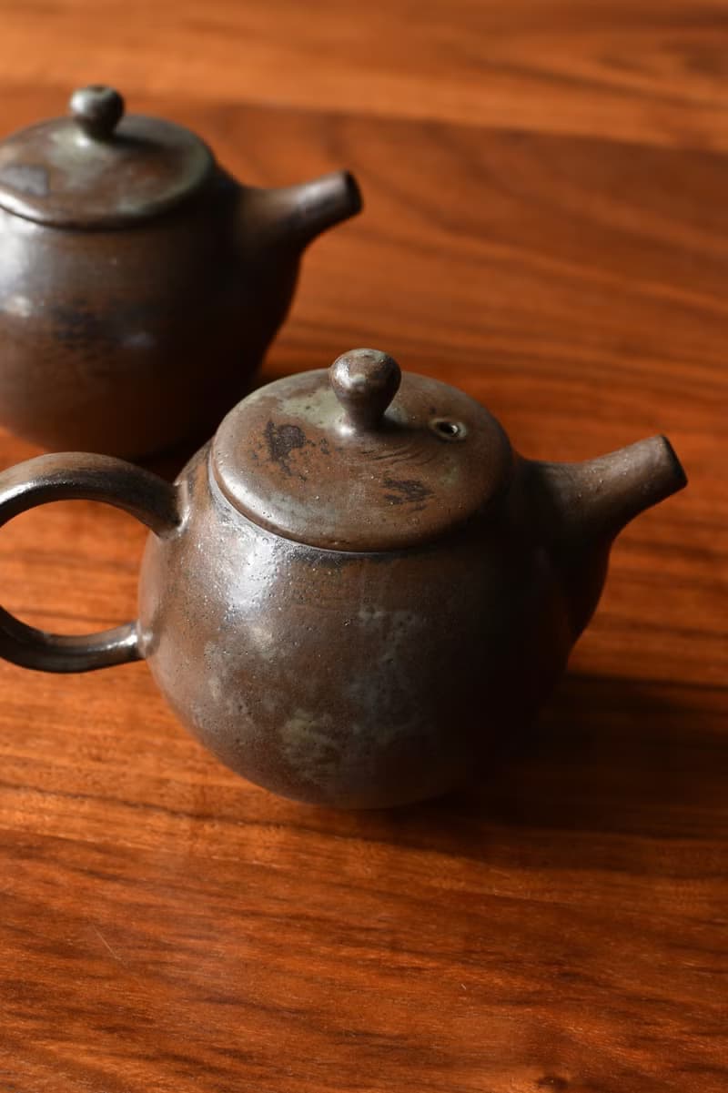 灰釉黑茶壺