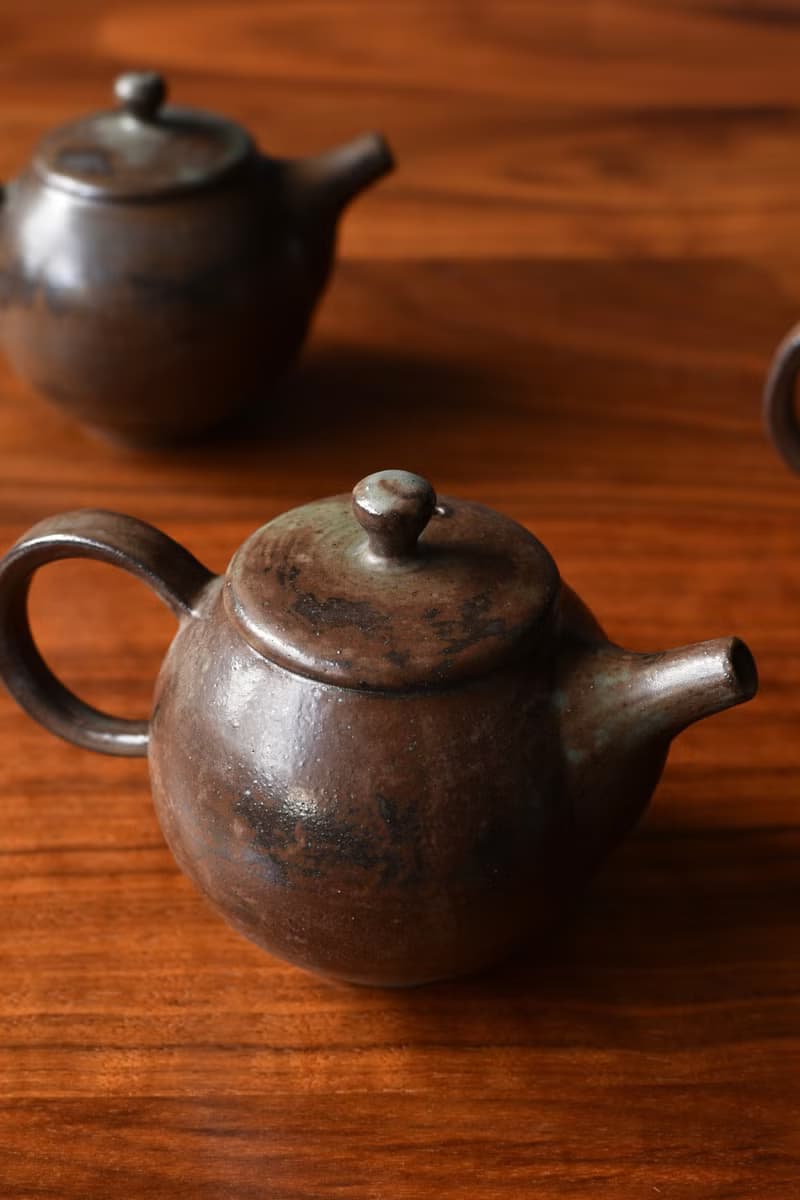 灰釉黑茶壺