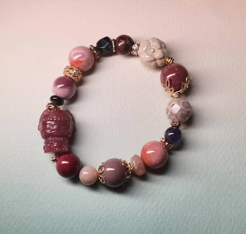 精雕芭絲特女神珊瑚玉設計款手串