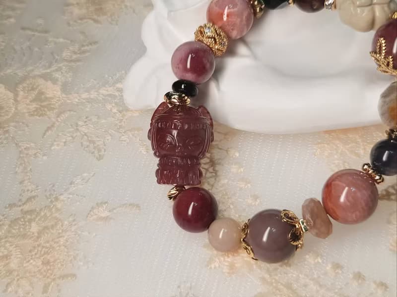 精雕芭絲特女神珊瑚玉設計款手串