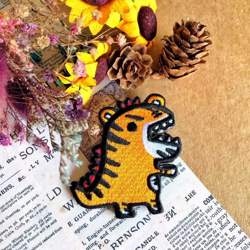 刺繡別針 繡布燙 -老虎恐龍