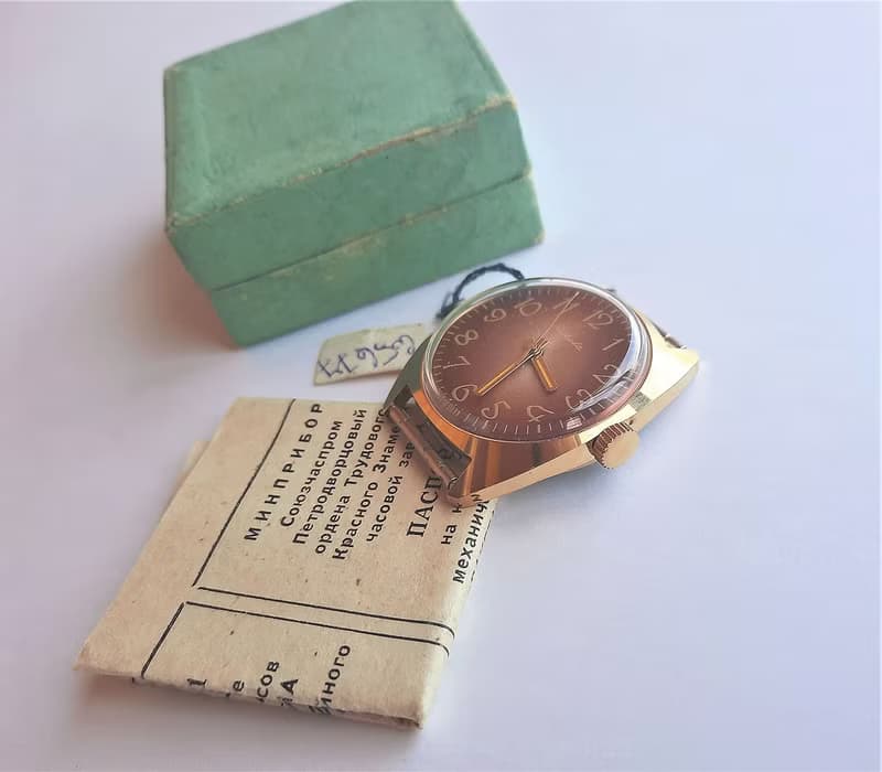 Red dial mechanical Soviet watch Raketa 2609.HA wind up mens watch 1977 vintage