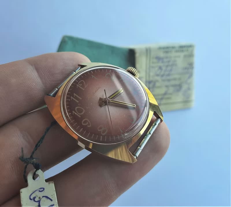 Red dial mechanical Soviet watch Raketa 2609.HA wind up mens watch 1977 vintage
