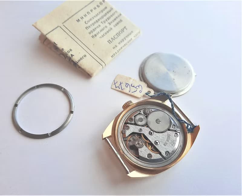 Red dial mechanical Soviet watch Raketa 2609.HA wind up mens watch 1977 vintage