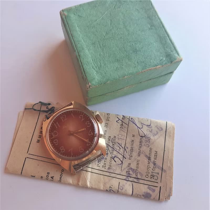 Red dial mechanical Soviet watch Raketa 2609.HA wind up mens watch 1977 vintage