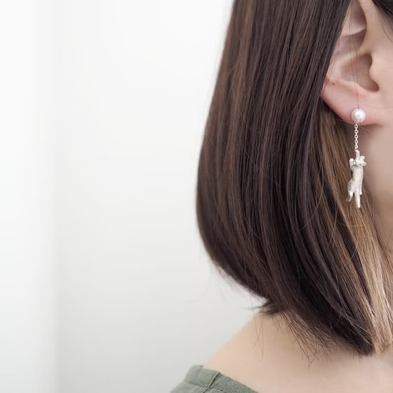 風船をつかまえた猫ピアス 片耳